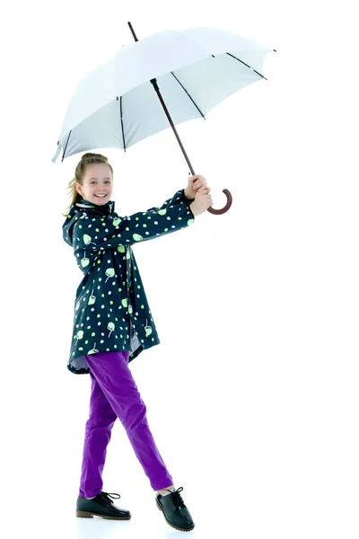 Nettes kleines Mädchen mit Regenschirm. Wettervorhersagekonzept. — Stockfoto