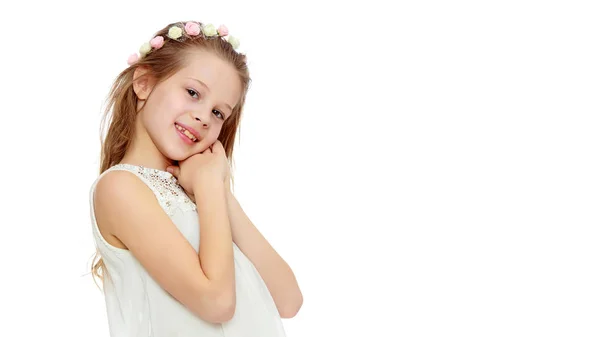 Retrato de uma menina close-up.Isolado no fundo branco. — Fotografia de Stock