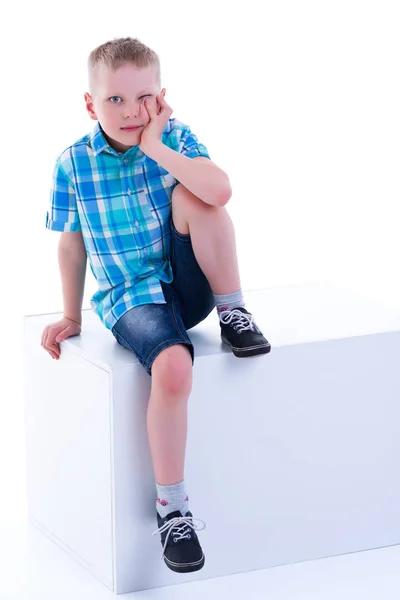 Un bambino guarda da dietro uno striscione vuoto . — Foto Stock