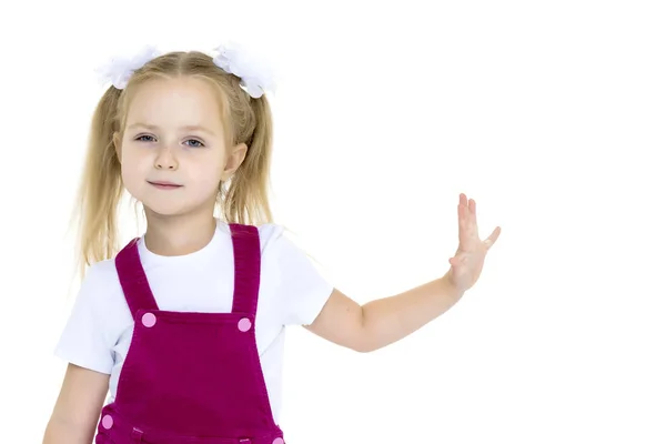 Bambina in posa in studio su uno sfondo bianco. — Foto Stock