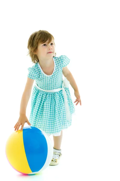 Menina está brincando com uma bola — Fotografia de Stock