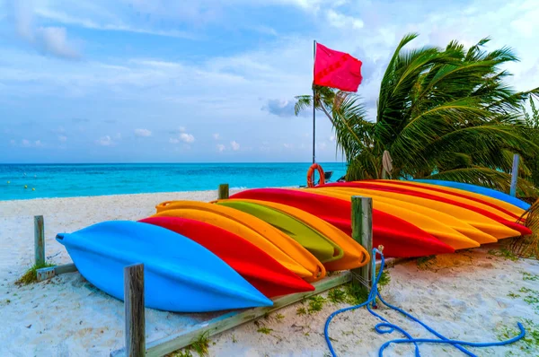 Maldives national flag on blue sky background — Stock Photo, Image