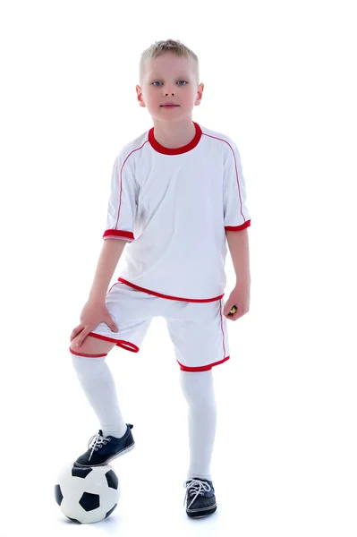 Ein kleiner Junge in einem reinweißen T-Shirt spielt mit einem Soccerspiel — Stockfoto