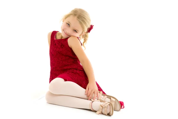 La bambina è seduta sul pavimento.Il concetto di bambino felice — Foto Stock
