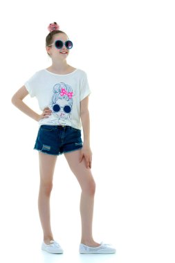 Güneş gözlüklüğü takan küçük bir kız. Gençlik moda ve stil kavramı