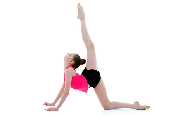 Gymnastka provádí akrobatický prvek na podlaze. — Stock fotografie