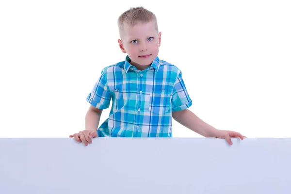 Маленький мальчик смотрит из-за пустого плаката . — стоковое фото