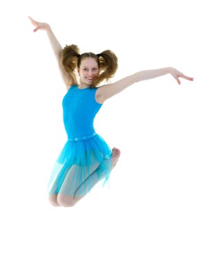 Kız jimnastikçi bir sıçrama yapar.