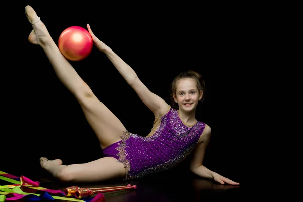 Ginasta menina executa exercícios com a bola. — Fotografia de Stock