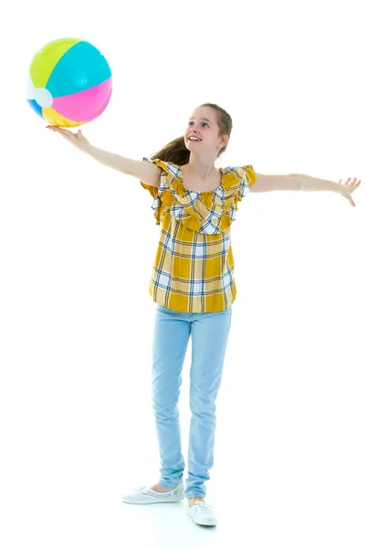 小さな女の子がボールで遊んでいます。子どもスポの概念 — ストック写真