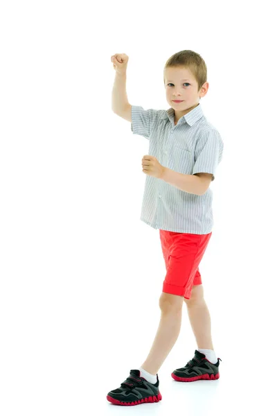 Kleiner Junge ballte die Fäuste — Stockfoto