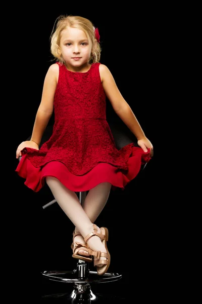 Маленька дівчинка на чорному тлі. стиль і мода . — стокове фото