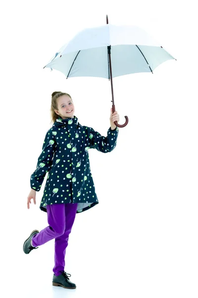Linda niña con paraguas. Concepto de pronóstico meteorológico. — Foto de Stock