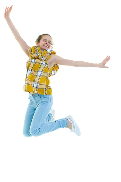 A menina está pulando.O conceito de uma infância feliz, ao ar livre — Fotografia de Stock