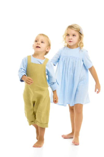 Irmão e irmã, menino e menina posando no estúdio. Amigão — Fotografia de Stock