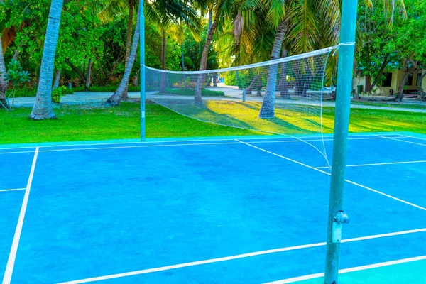 Volleyball net on a deserted sandy beach on the tropical sea. — Stock Photo, Image