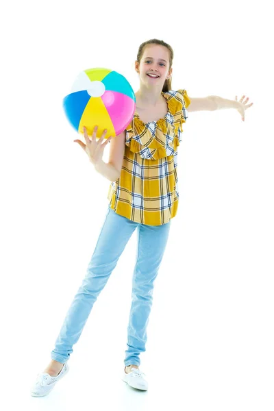 Маленькая девочка играет с мячом. Концепция детского спо — стоковое фото
