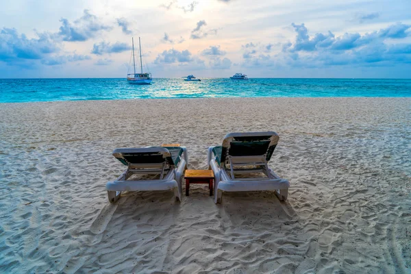 Woonstoelen op een prachtig tropisch strand bij Malediven — Stockfoto