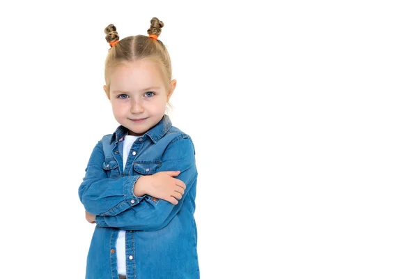 Klein meisje in een denim pak. — Stockfoto