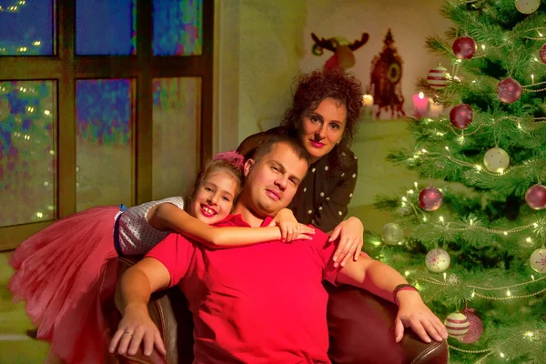 Νεαρή οικογένεια γιορτάζει τα Χριστούγεννα στο σπίτι. — Φωτογραφία Αρχείου