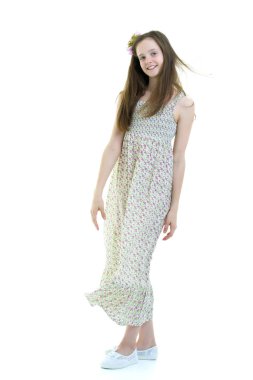 Uzun ipek saçlı güzel okul kızı..