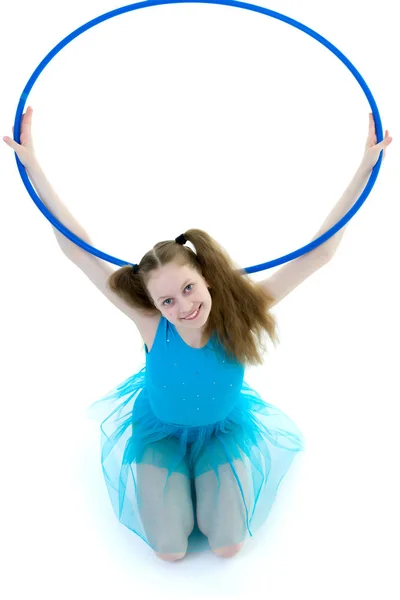 Une fille gymnaste effectue un exercice avec un cerceau. — Photo