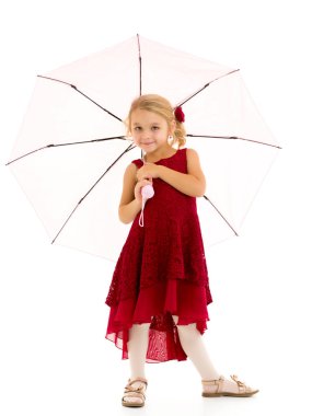 Şemsiyenin altında küçük bir kız. Konsept tarzı ve moda. Yalıt