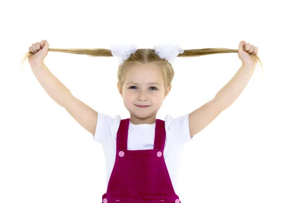 Una bambina si aggiusta i capelli. — Foto Stock