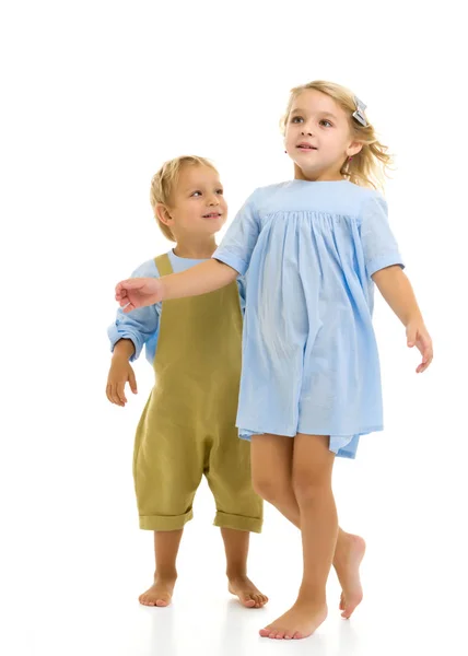 Irmão e irmã, menino e menina posando no estúdio. Amigão — Fotografia de Stock