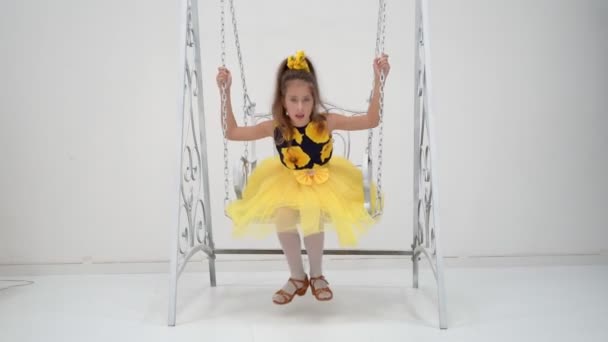 Menina pequena feliz estudante balançando em um balanço. — Vídeo de Stock