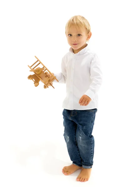 Niño jugando con avión de madera —  Fotos de Stock