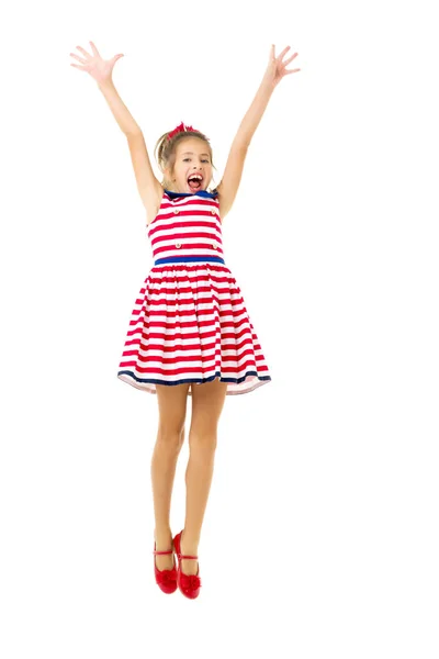 Κοριτσάκι πηδάει. Η έννοια της ευτυχισμένης παιδικής ηλικίας, υπαίθρια — Φωτογραφία Αρχείου