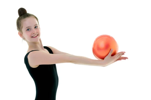 Lány tornász elvégzi gyakorlatok a labdát. — Stock Fotó