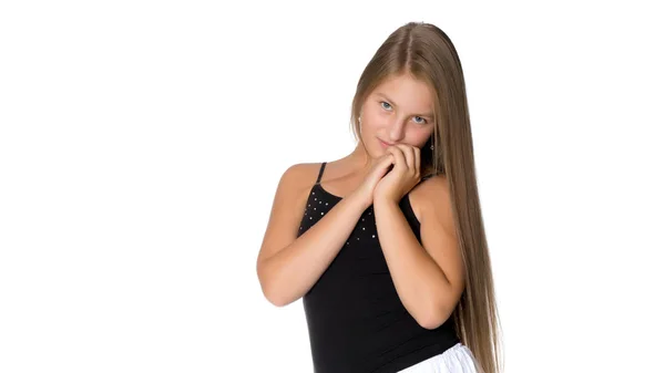 Egy tizenéves lány egy rövid fehér szoknyát és fekete póló. — Stock Fotó