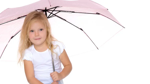 Kleines Mädchen unter einem Regenschirm. — Stockfoto