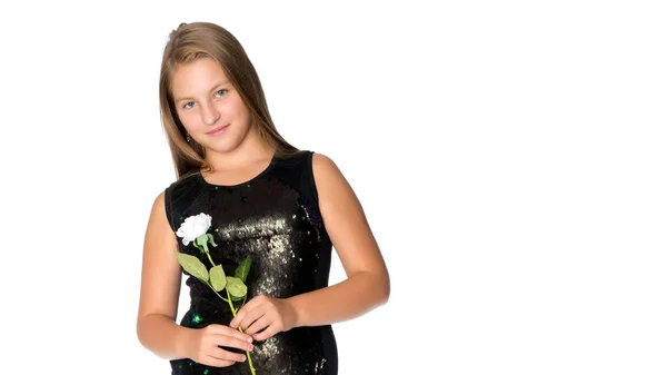 Ragazza adolescente con un fiore in mano — Foto Stock
