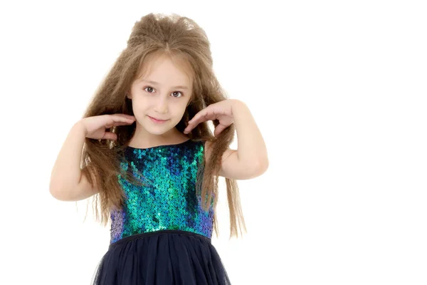 Uma menina corrige o cabelo . — Fotografia de Stock