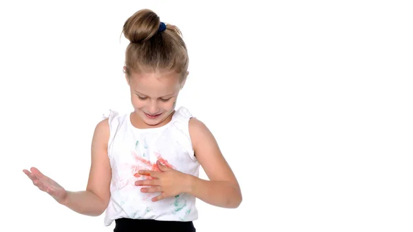 Uma menina pinta com tinta e pincel . — Fotografia de Stock