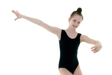 Jimnastikçi akrobatik bir element sergiliyor..