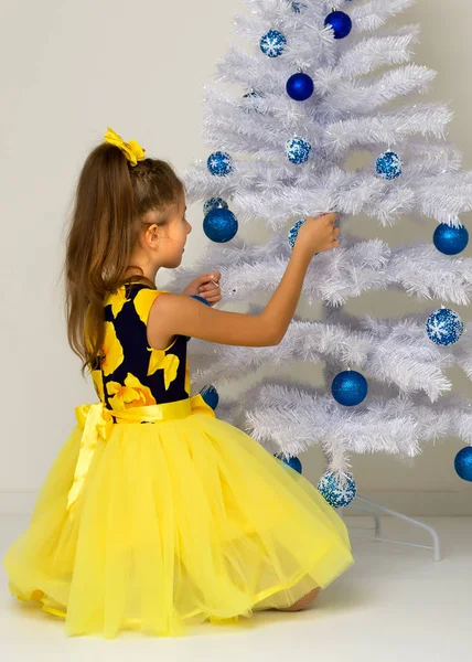 A menina na árvore de Natal.Menina bonita perto do Ch — Fotografia de Stock