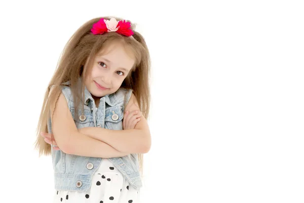 Het kleine meisje vouwde haar handen om haar gezicht.. — Stockfoto