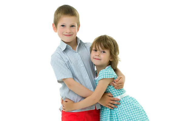 Menino e menina irmão e irmã gentilmente abraço — Fotografia de Stock