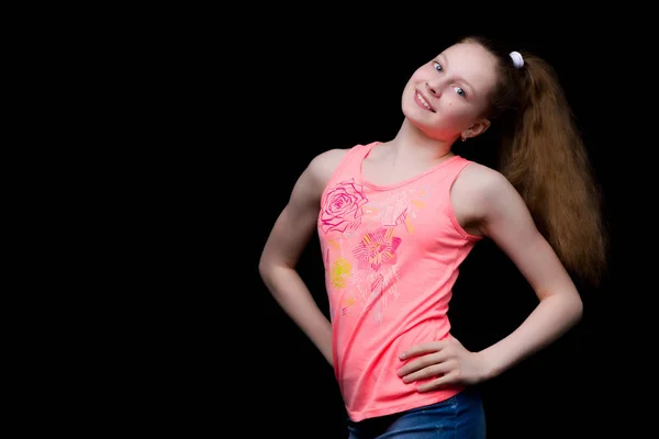Menina na moda adolescente estúdio foto em um fundo preto. — Fotografia de Stock