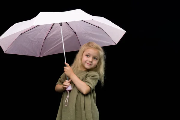 En liten flicka under ett paraply. skydd mot dåligt väder. — Stockfoto