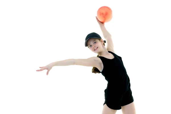 Niña se dedica a la aptitud con una pelota. — Foto de Stock