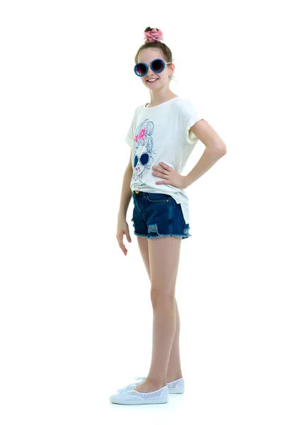 戴着太阳镜的小女孩青年时尚与时尚的概念 — 图库照片