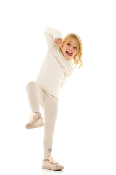 Fröhliches kleines Mädchen zeigt Zunge, glückliche Kindheit — Stockfoto
