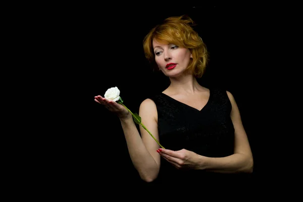 Retrato de una joven con una rosa blanca en la mano —  Fotos de Stock
