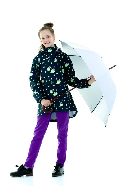 可爱的小女孩带着雨伞。天气预报概念. — 图库照片