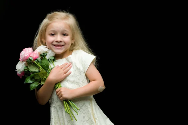 Bir buket çiçek siyah bir arka plan ile küçük kız. — Stok fotoğraf